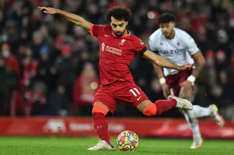  Více než polovina manažerů FPL byla odměněna předáním pásky na ruku
          hvězdě Liverpoolu